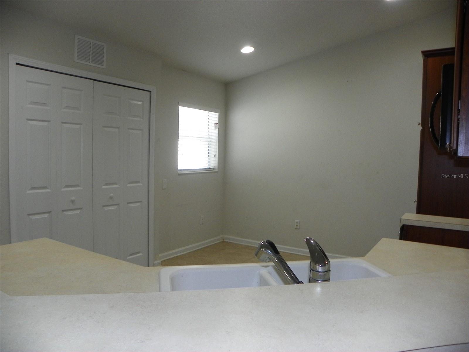 Image 9 of 39 For 2086 Kings Palace Drive 2086