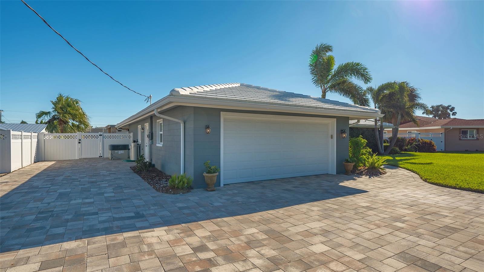 Listing photo id 3 for 4535 Bimini Drive