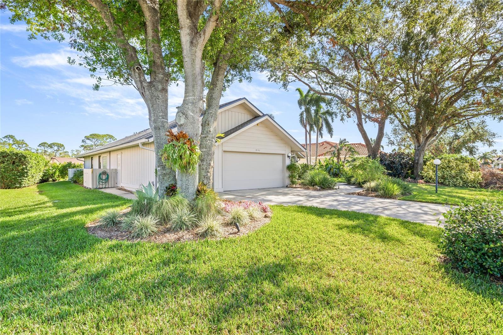 Image 6 of 66 For 8142 Misty Oaks Boulevard