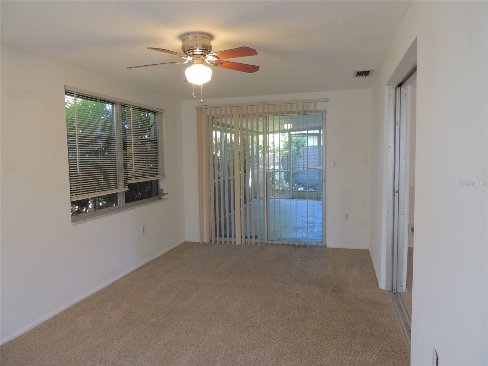 Listing photo id 2 for 3245 Roxbury Drive