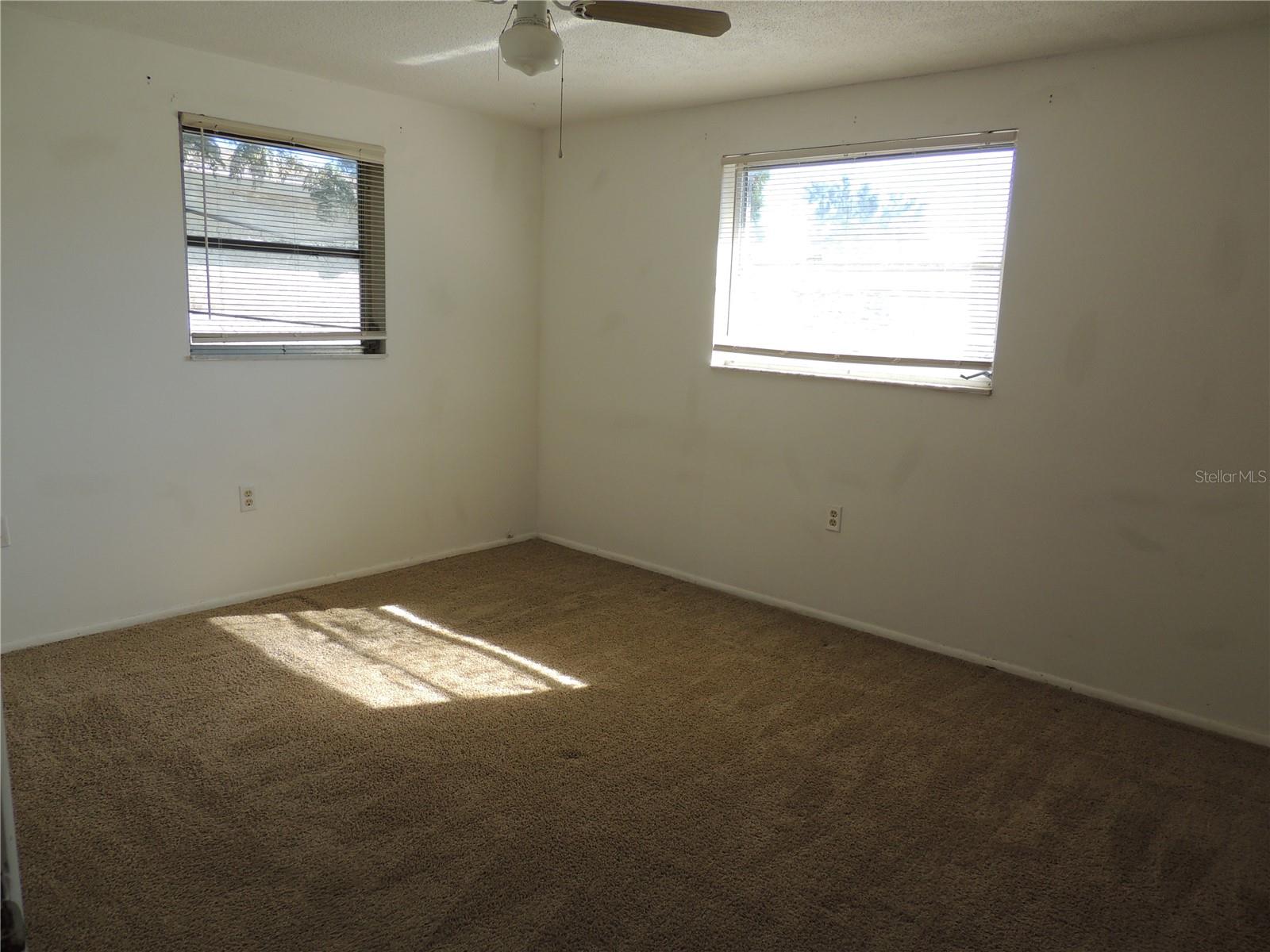 Listing photo id 5 for 3245 Roxbury Drive