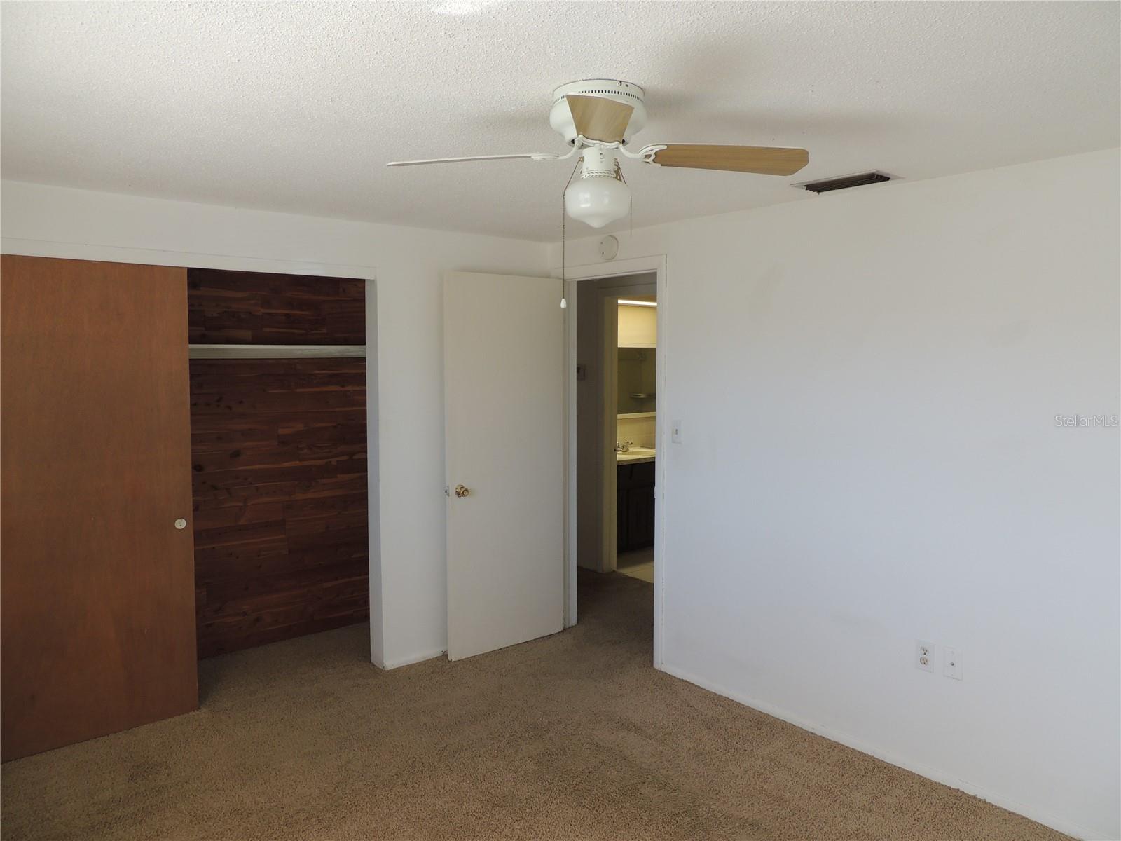 Listing photo id 7 for 3245 Roxbury Drive