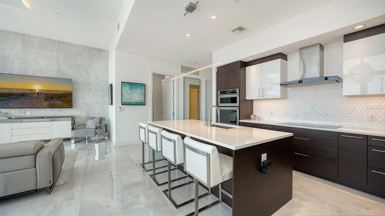 Listing photo id 11 for 1155 Gulfstream Avenue 207