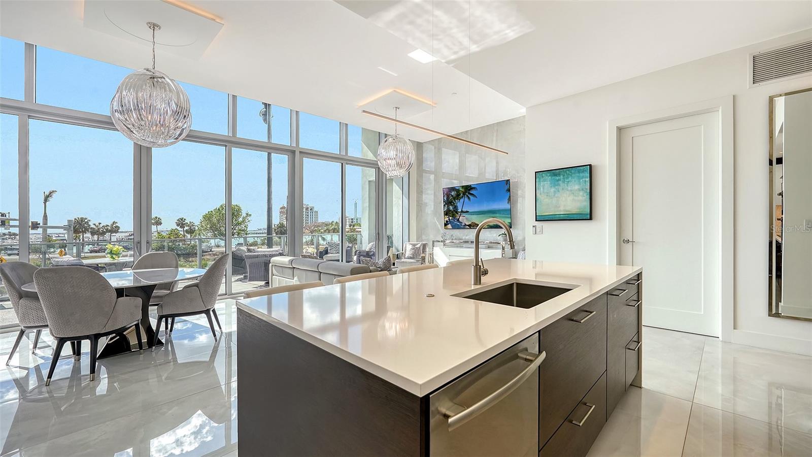 Listing photo id 14 for 1155 Gulfstream Avenue 207