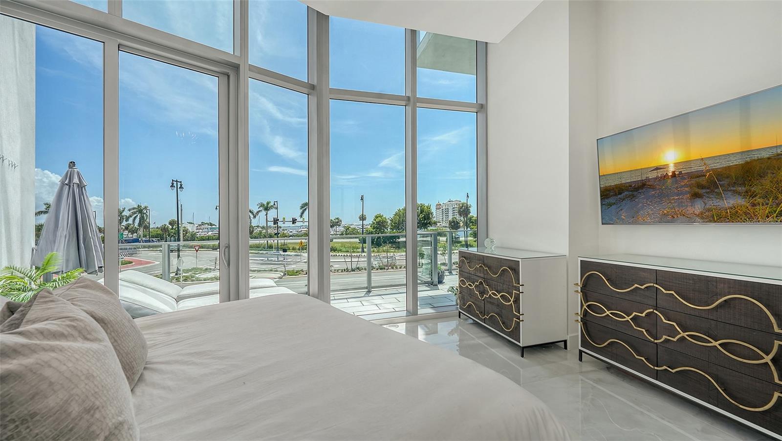 Listing photo id 21 for 1155 Gulfstream Avenue 207