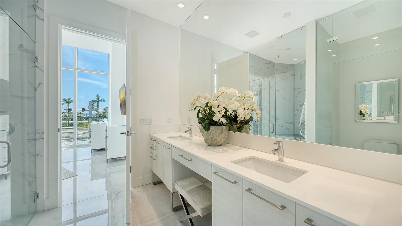 Listing photo id 23 for 1155 Gulfstream Avenue 207