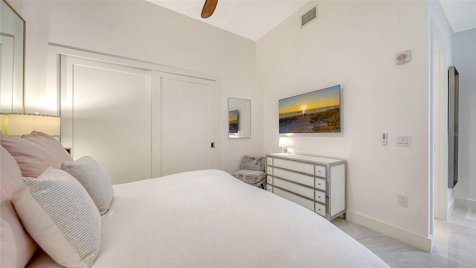 Listing photo id 26 for 1155 Gulfstream Avenue 207