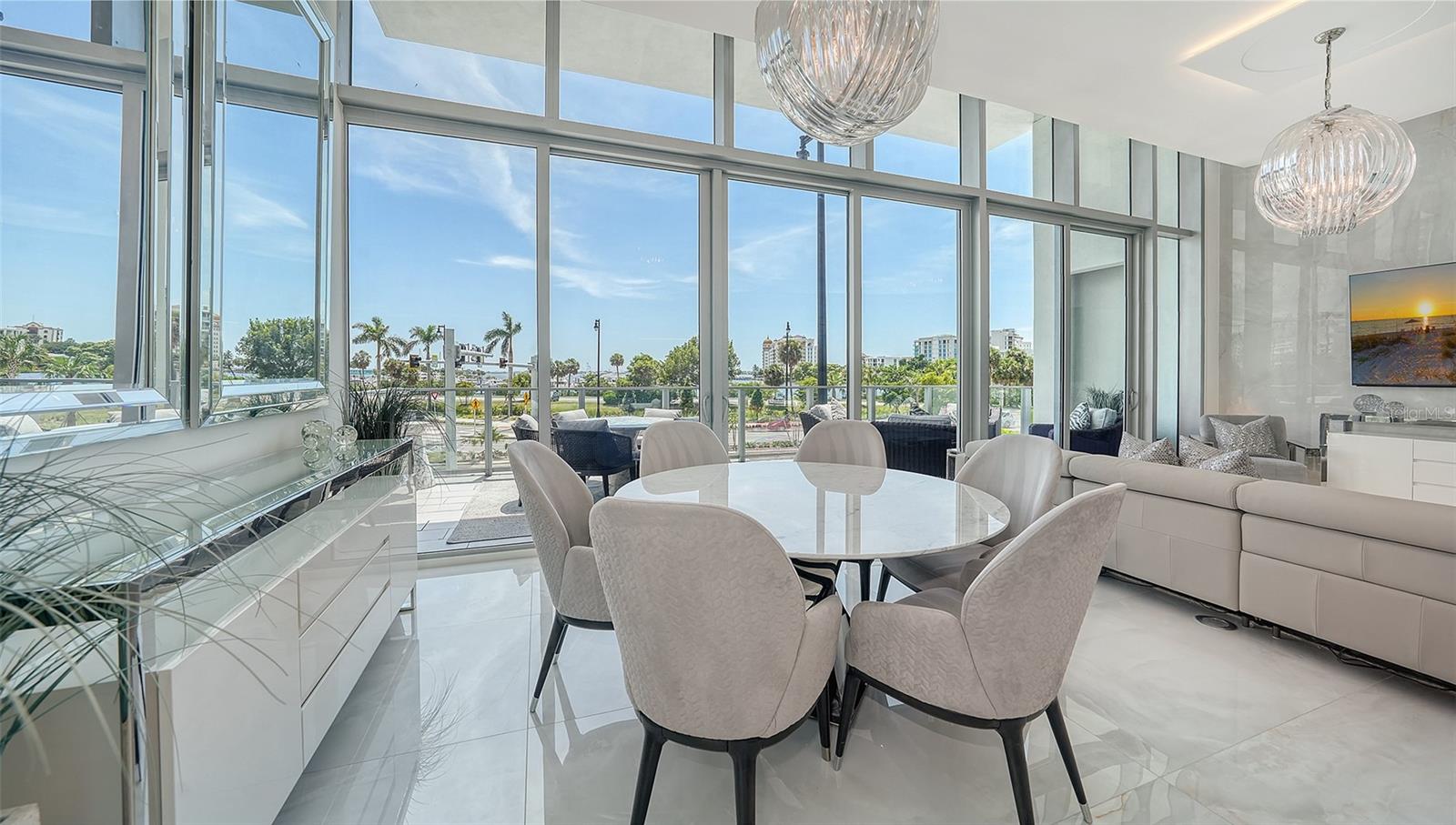 Listing photo id 4 for 1155 Gulfstream Avenue 207