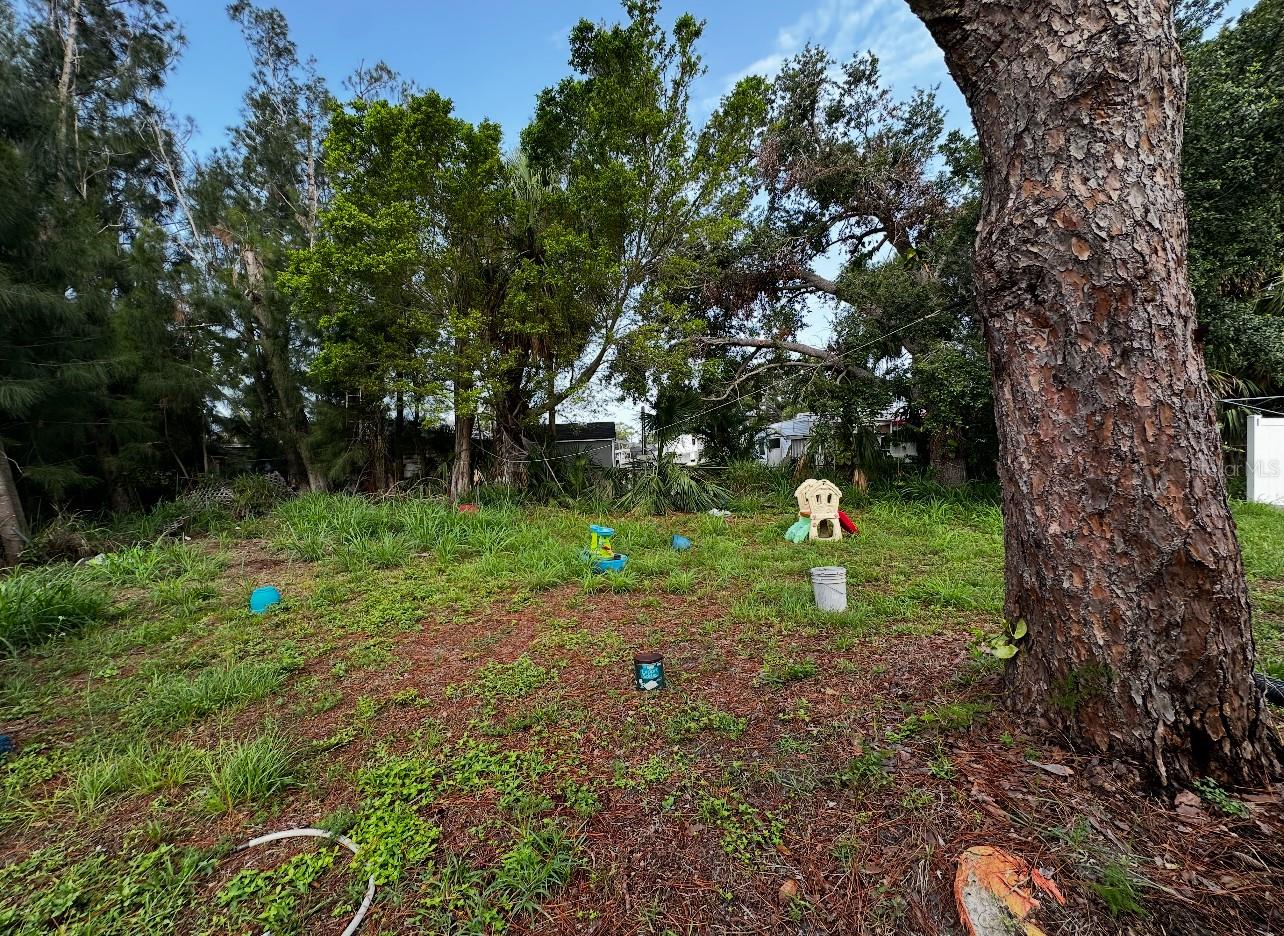 Listing photo id 23 for 5630 3rd Street W
