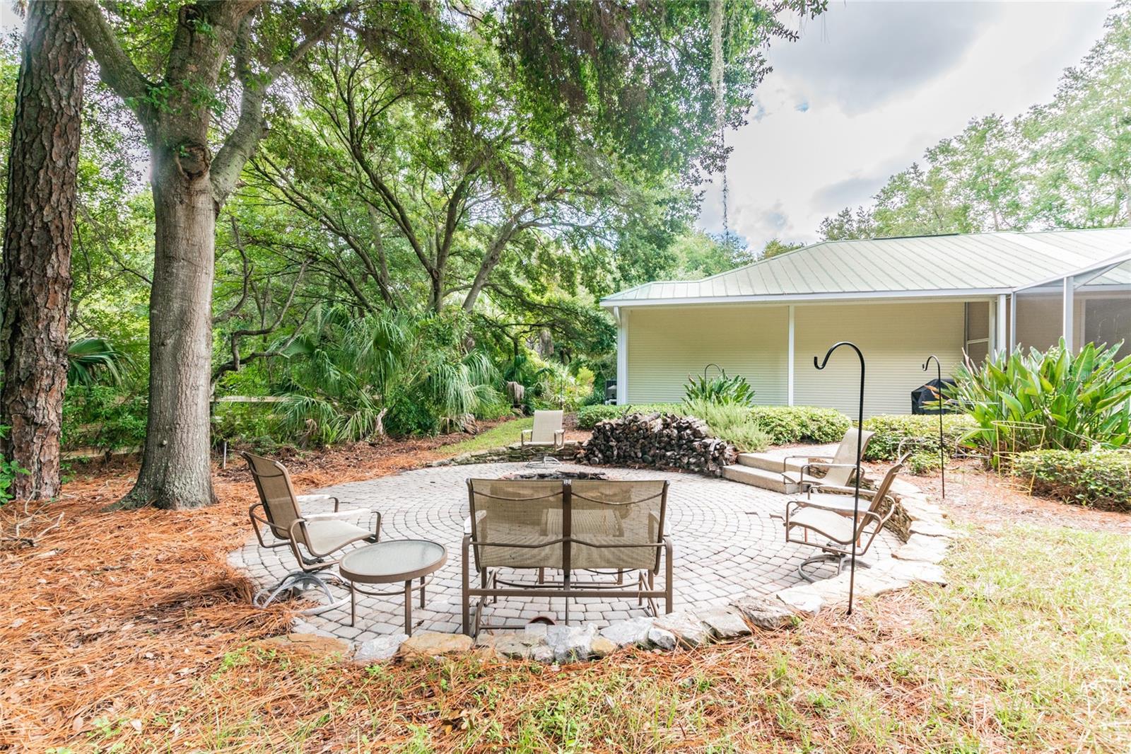 Listing photo id 12 for 1130 Anclote Road