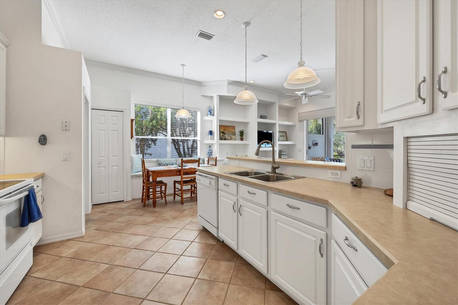 Image 7 of 41 For 6847 Bay Hill Drive
