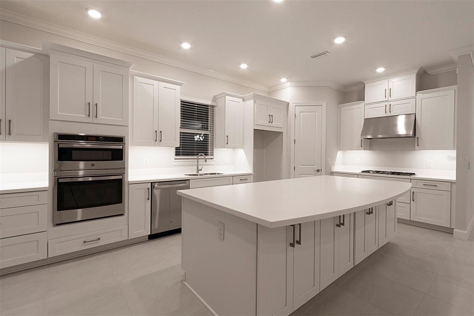 Image 14 of 93 For 16415 Isola Place