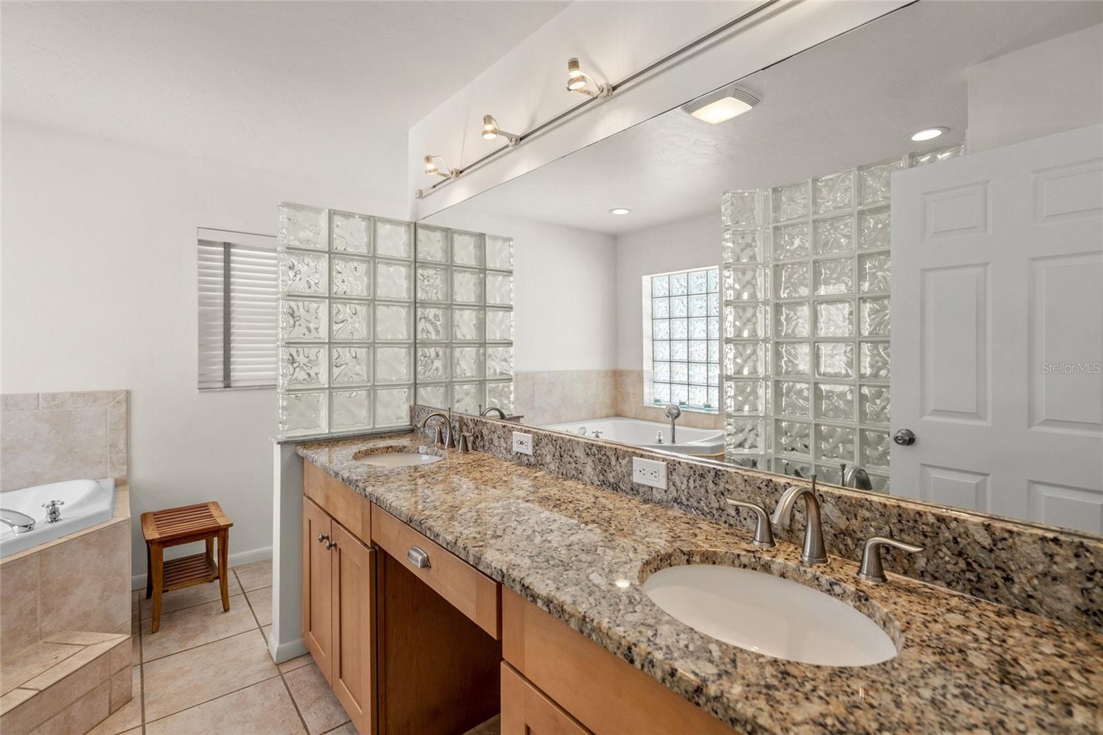 Image 14 of 39 For 605 Jungle Queen Way