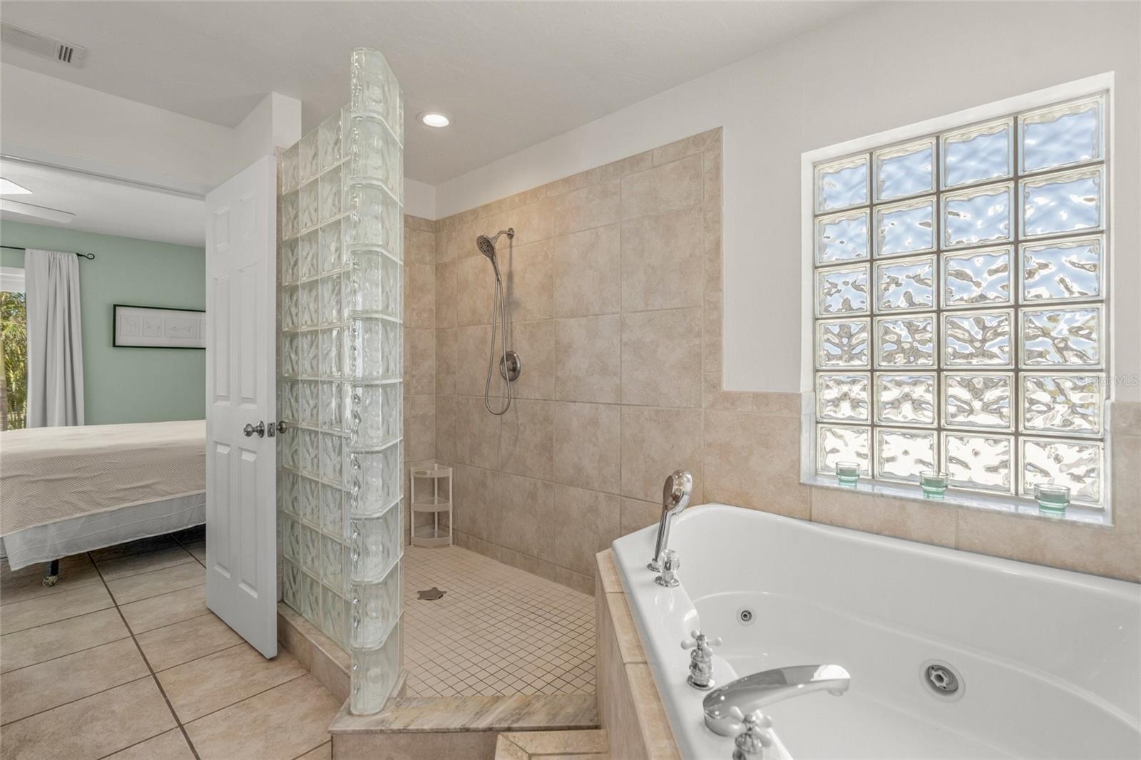Image 16 of 39 For 605 Jungle Queen Way