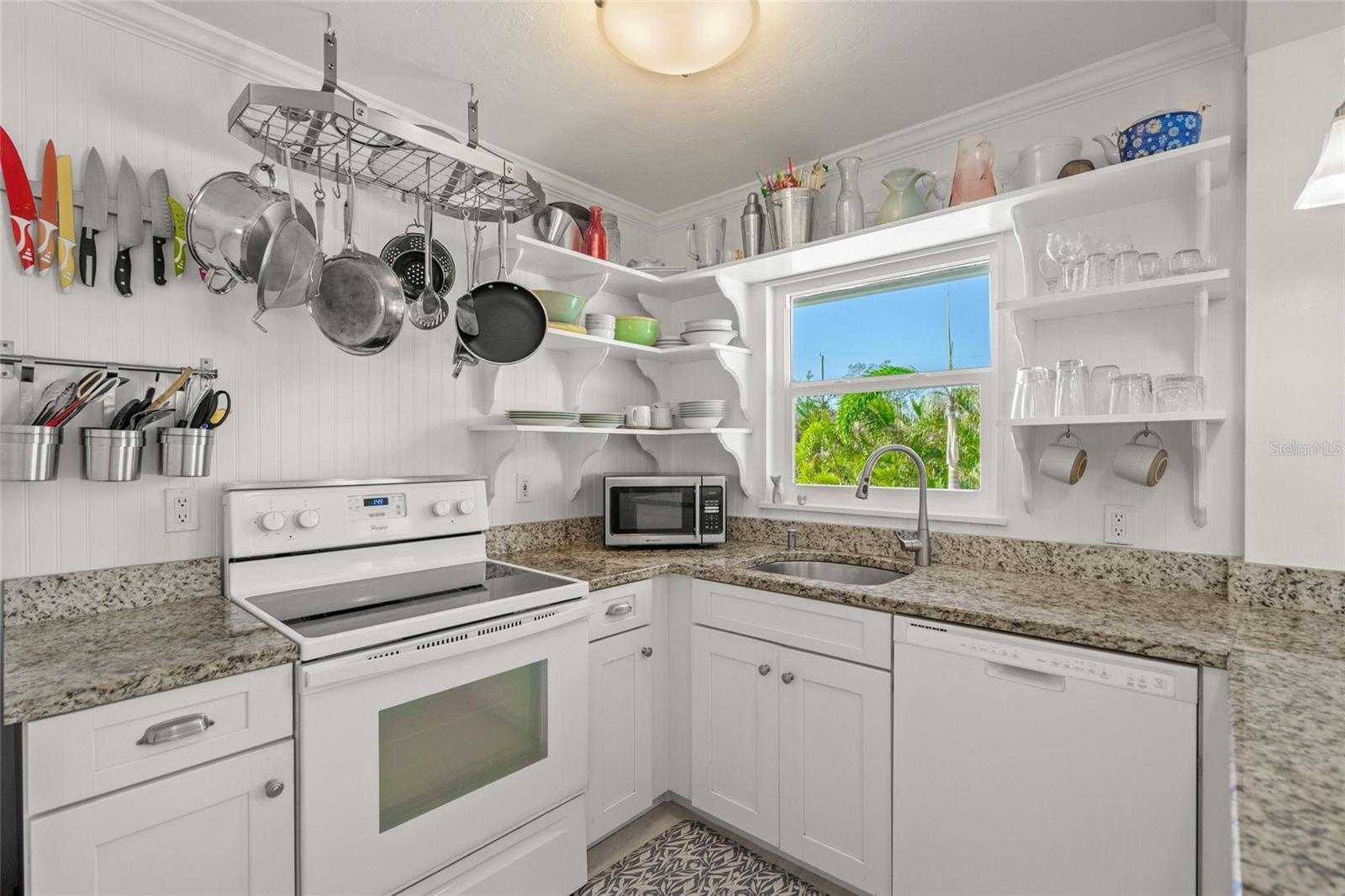 Image 8 of 39 For 605 Jungle Queen Way