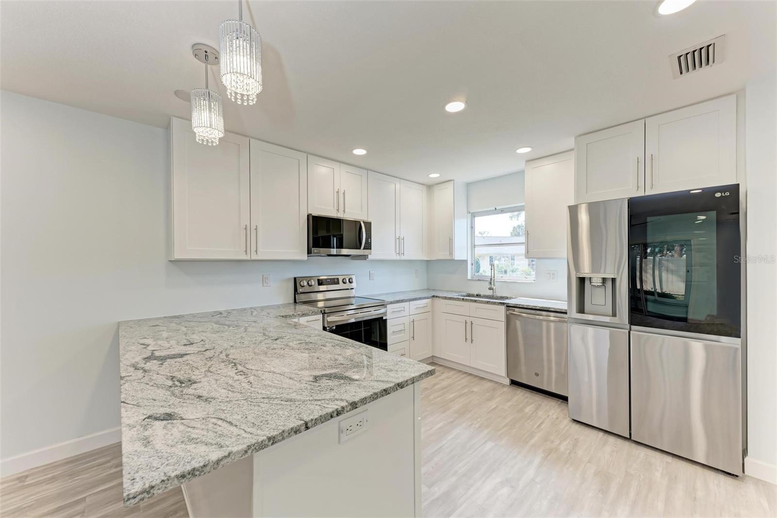 Image 11 of 33 For 390 301 Boulevard W 8c