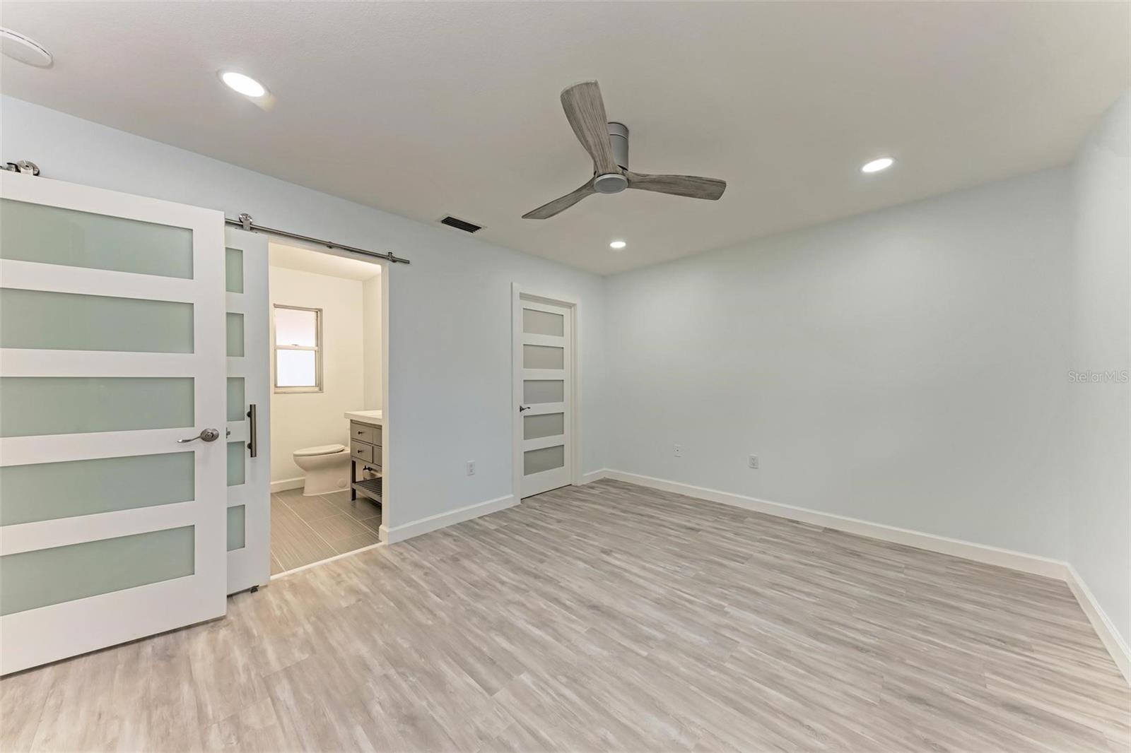 Image 16 of 33 For 390 301 Boulevard W 8c