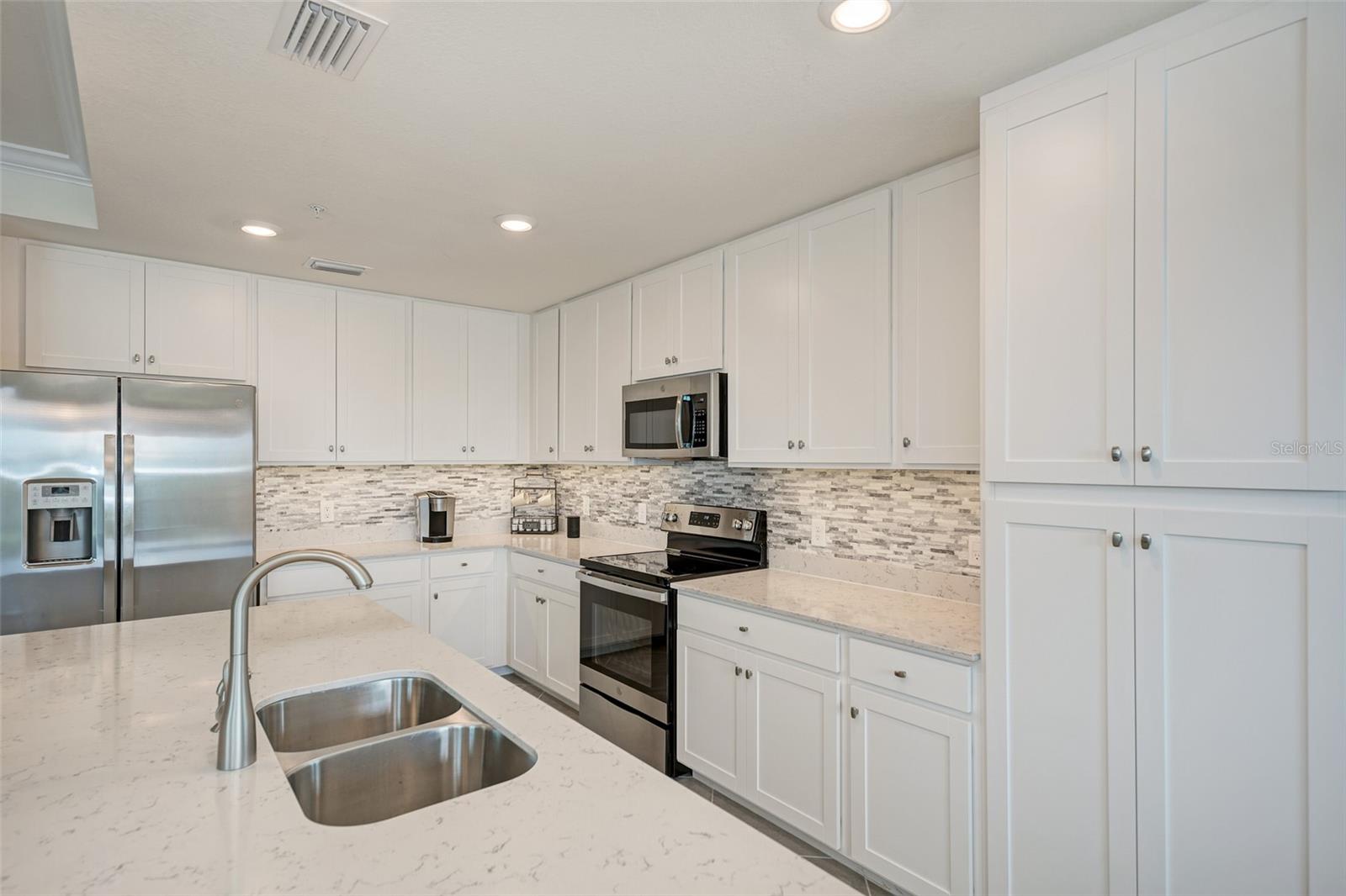 Listing photo id 12 for 17704 Gawthrop Drive 207