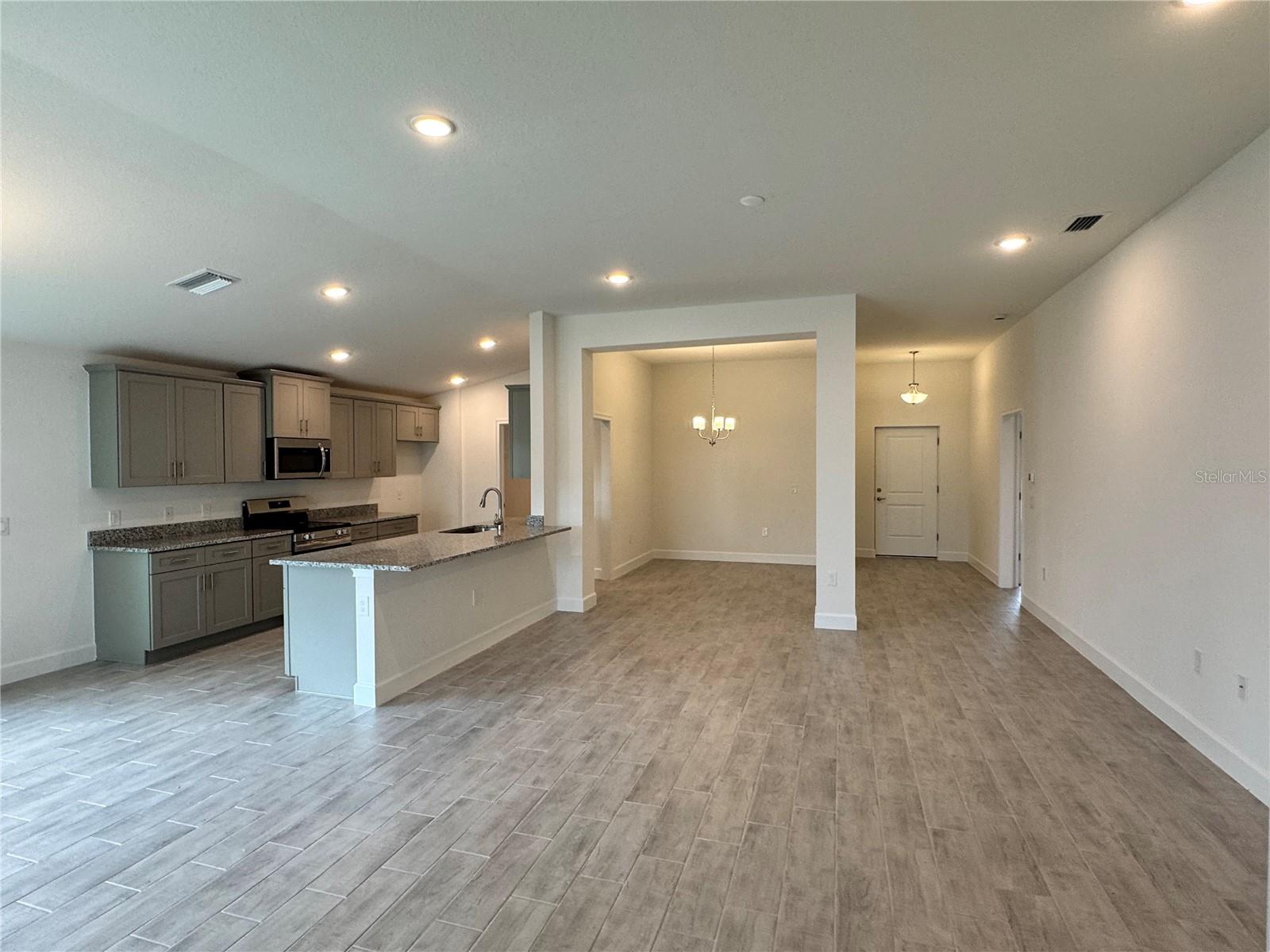 Image 3 of 8 For 2676 Averland Loop