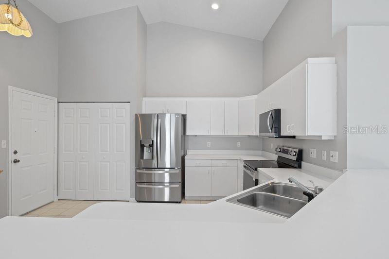 Image 4 of 39 For 2608 Edgewater Court