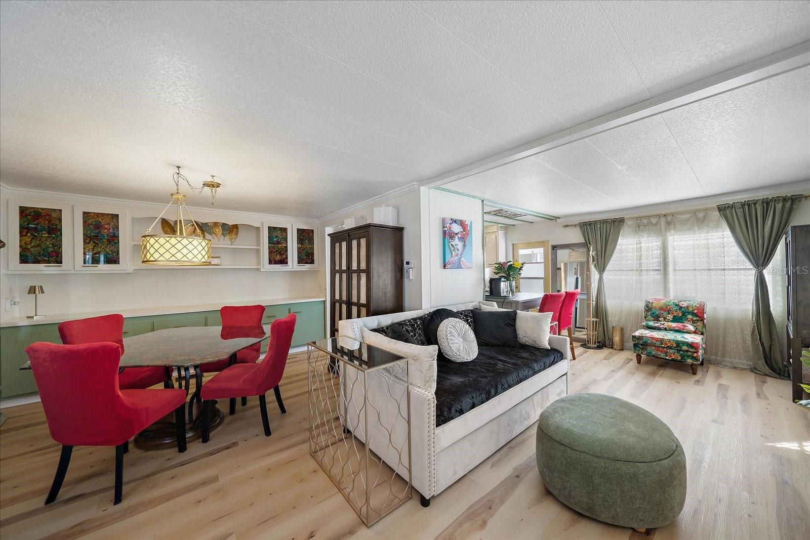 Listing photo id 11 for 2103 18th Street W