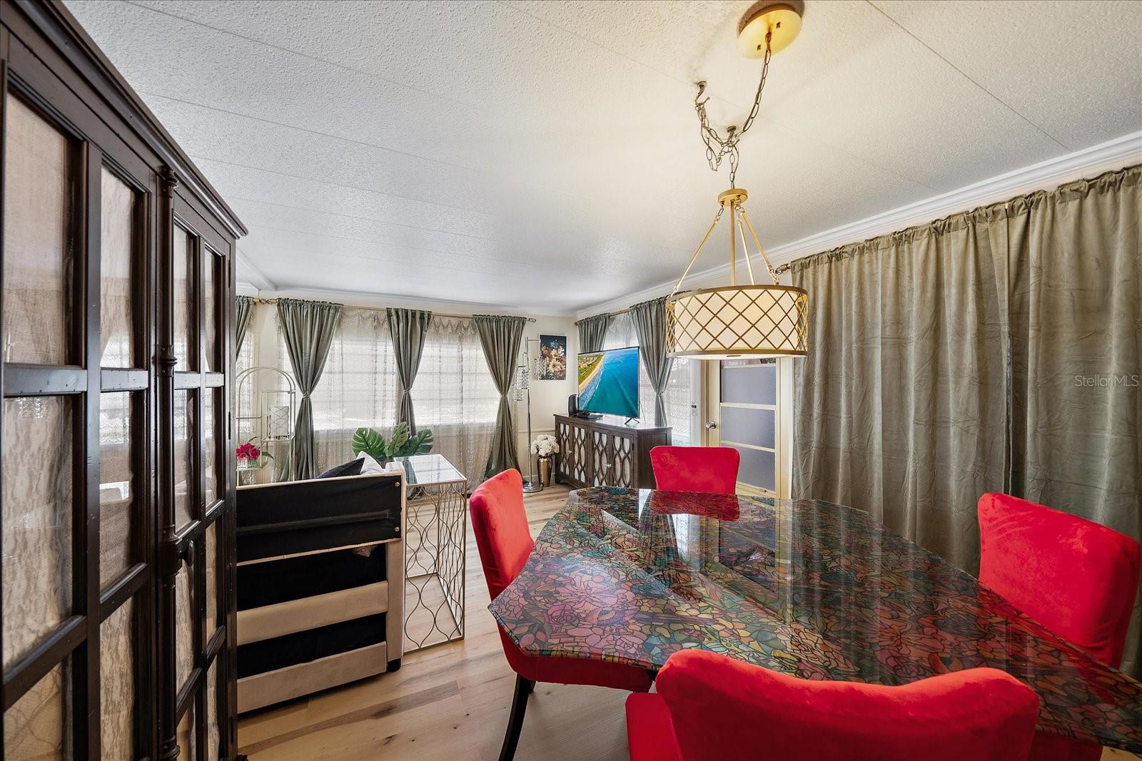 Listing photo id 13 for 2103 18th Street W