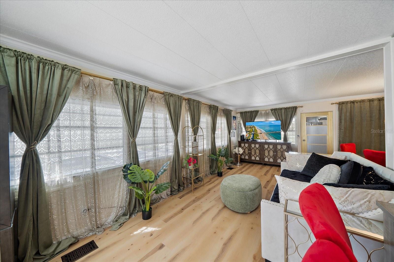 Listing photo id 15 for 2103 18th Street W