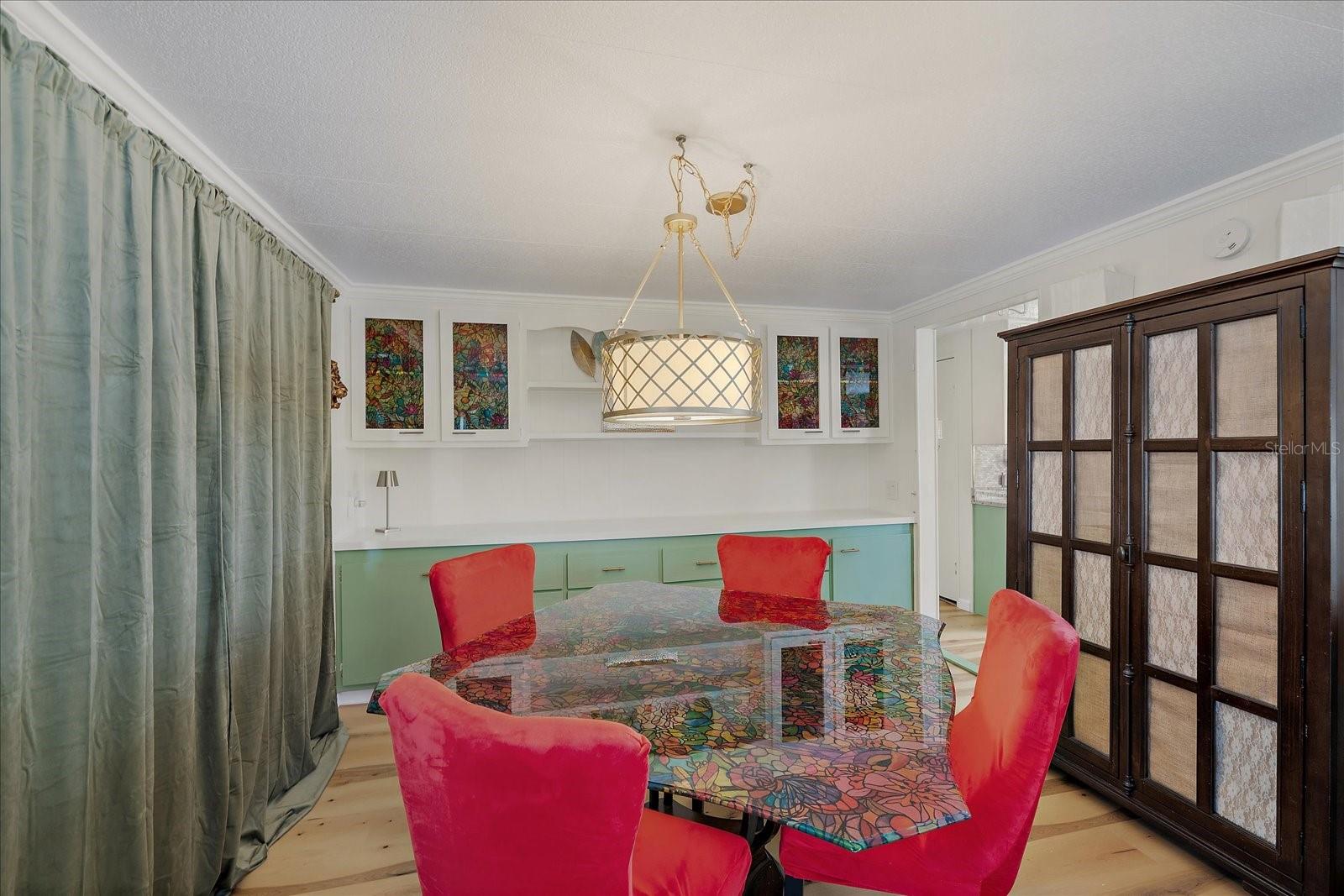 Listing photo id 16 for 2103 18th Street W