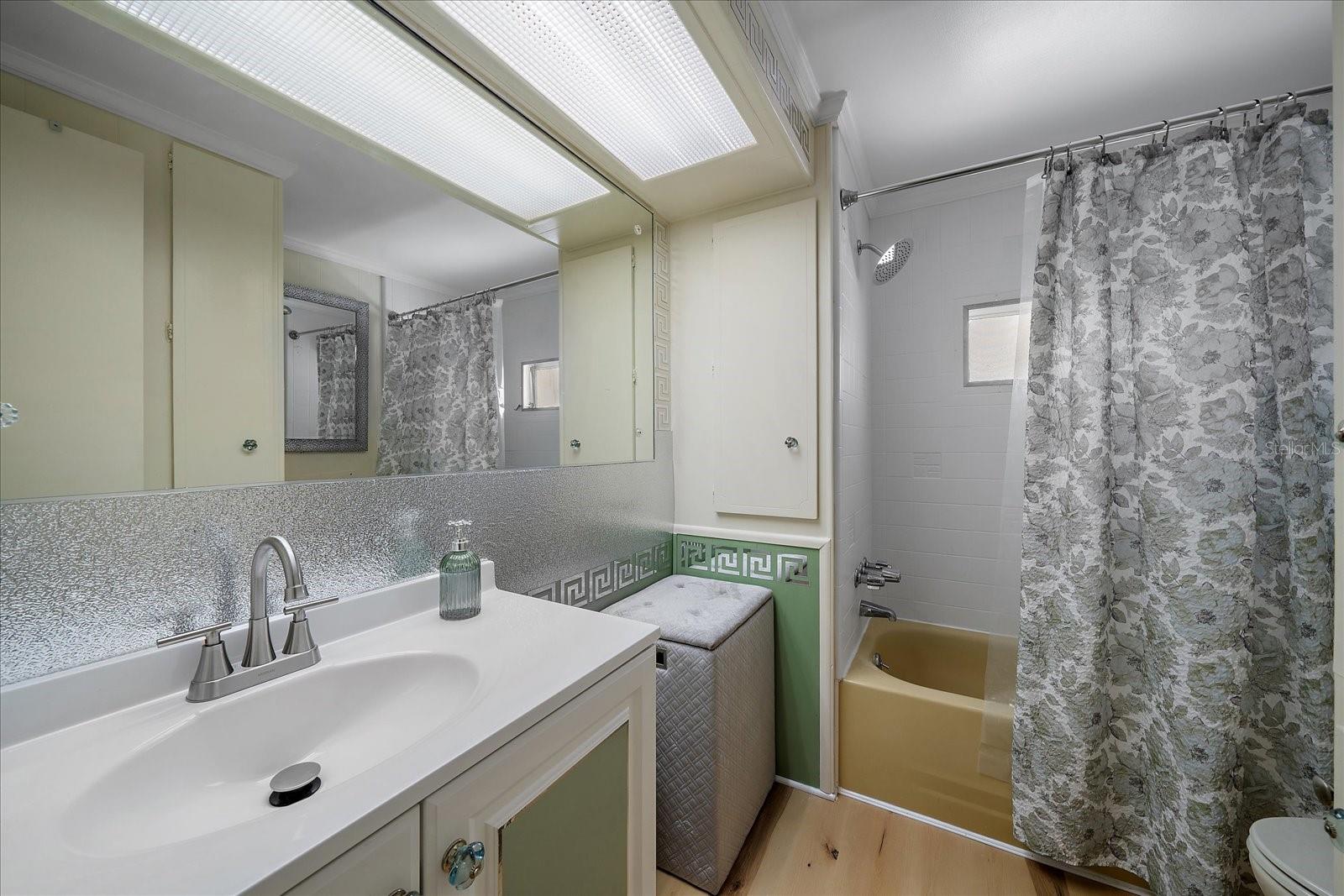 Listing photo id 20 for 2103 18th Street W