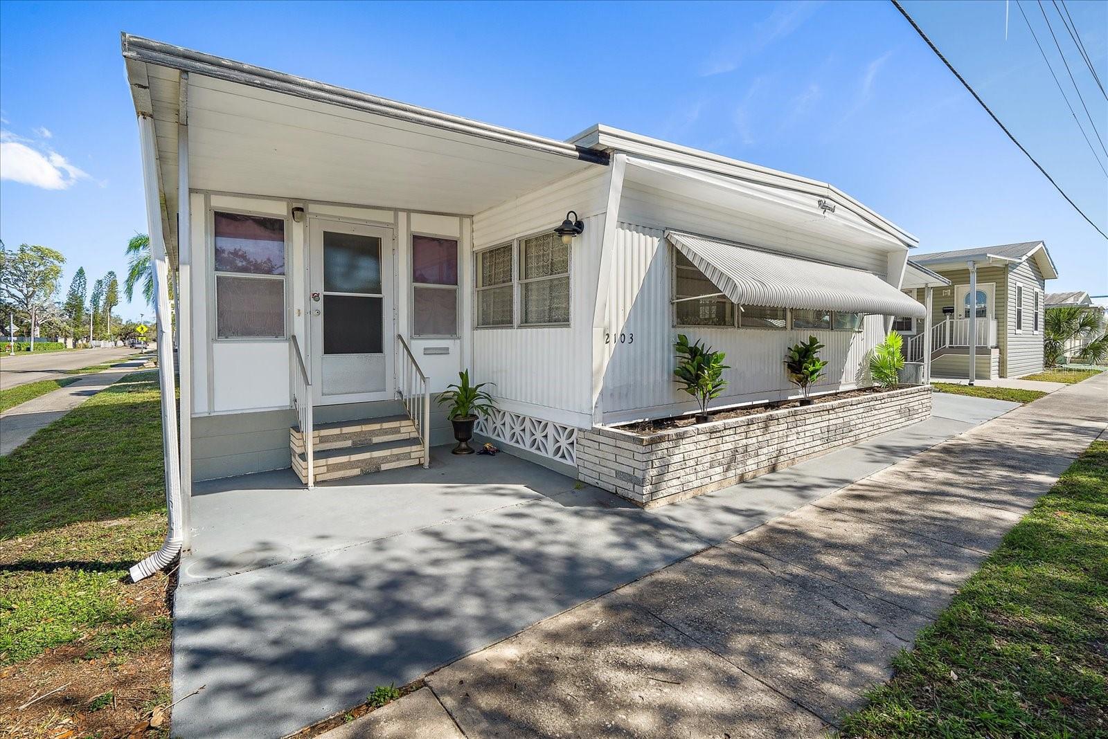 Listing photo id 1 for 2103 18th Street W