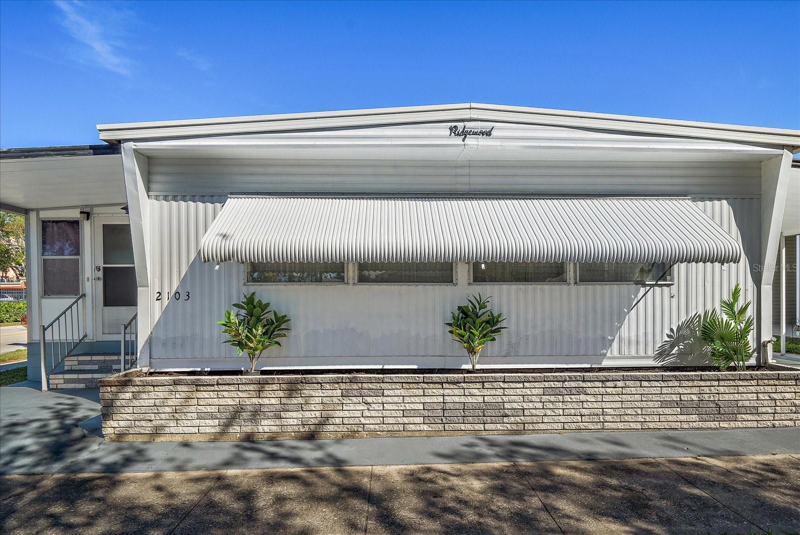 Listing photo id 2 for 2103 18th Street W