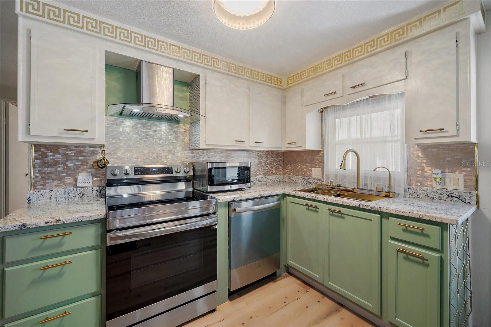 Listing photo id 4 for 2103 18th Street W