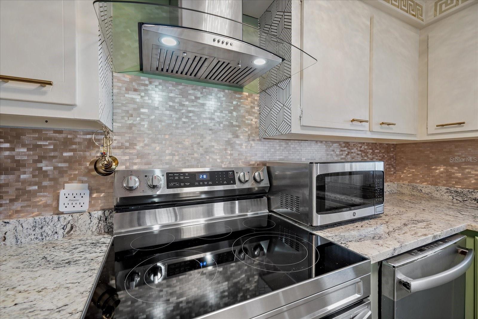 Listing photo id 5 for 2103 18th Street W