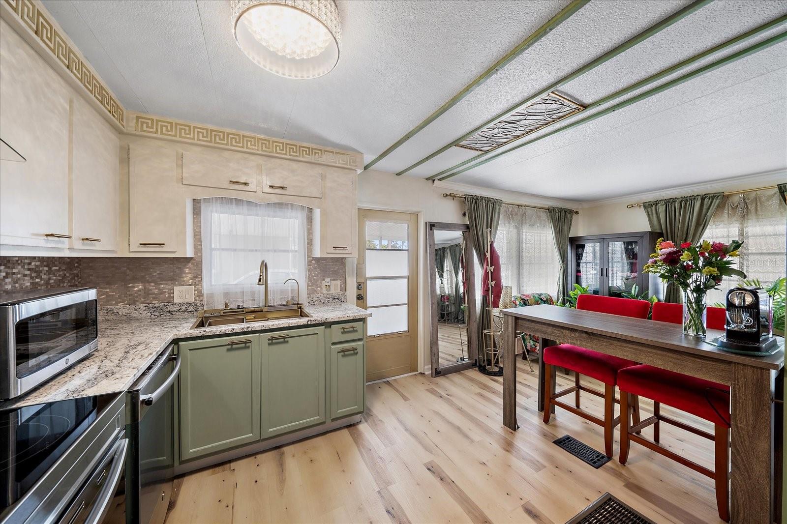 Listing photo id 7 for 2103 18th Street W