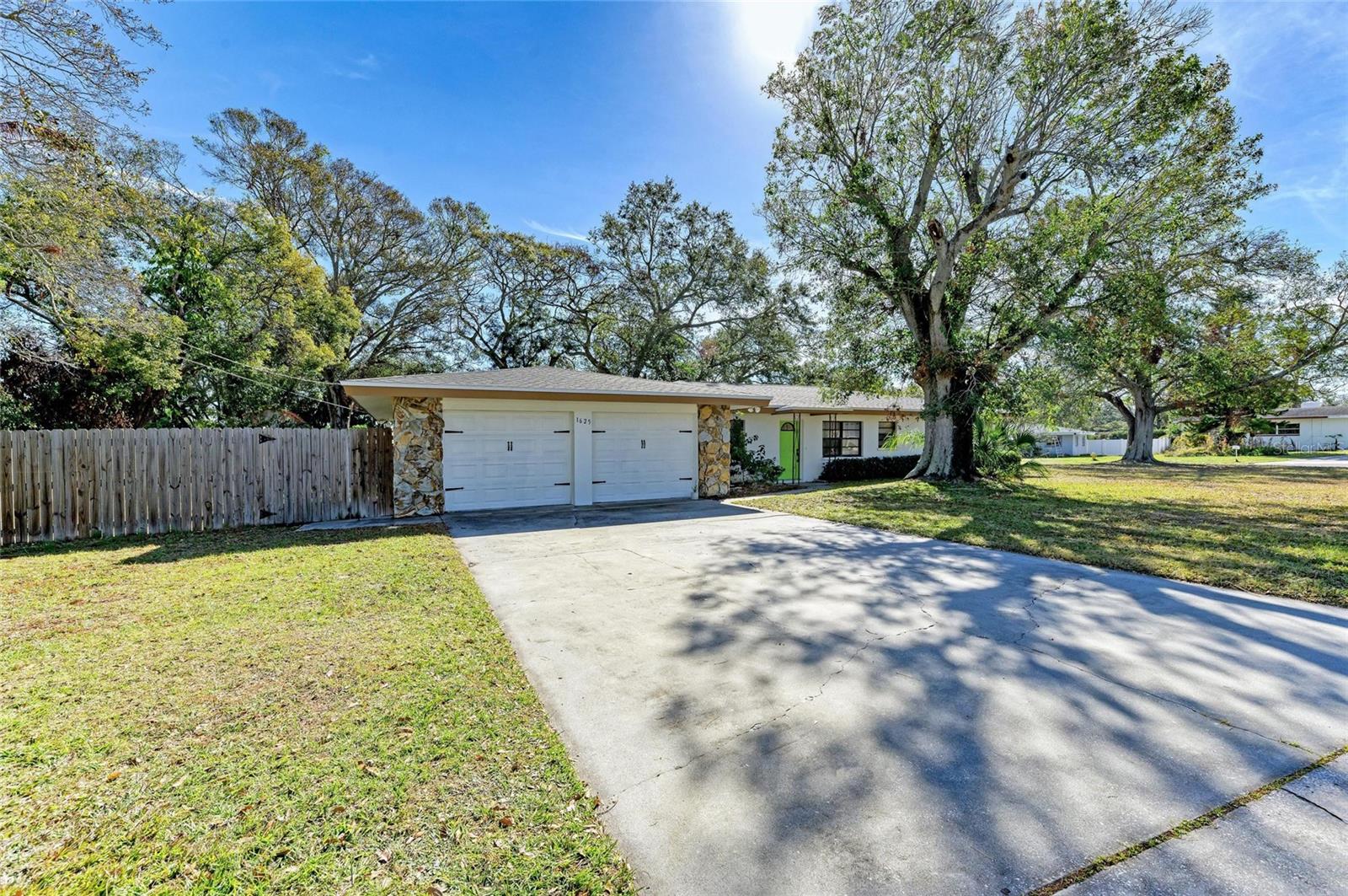 Listing photo id 33 for 1625 Bravo Drive