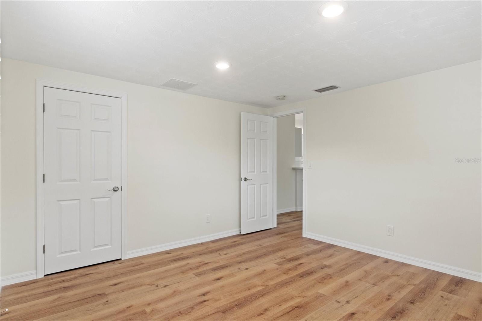 Image 21 of 30 For 939 Cronley Place