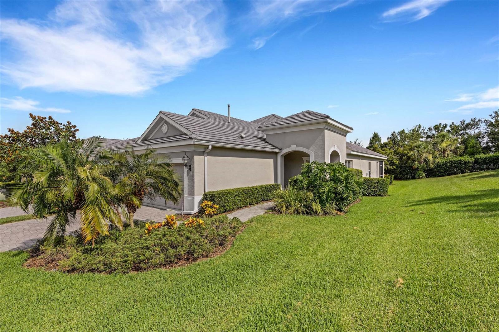 Listing photo id 0 for 11804 Sawgrass Lake Terrace