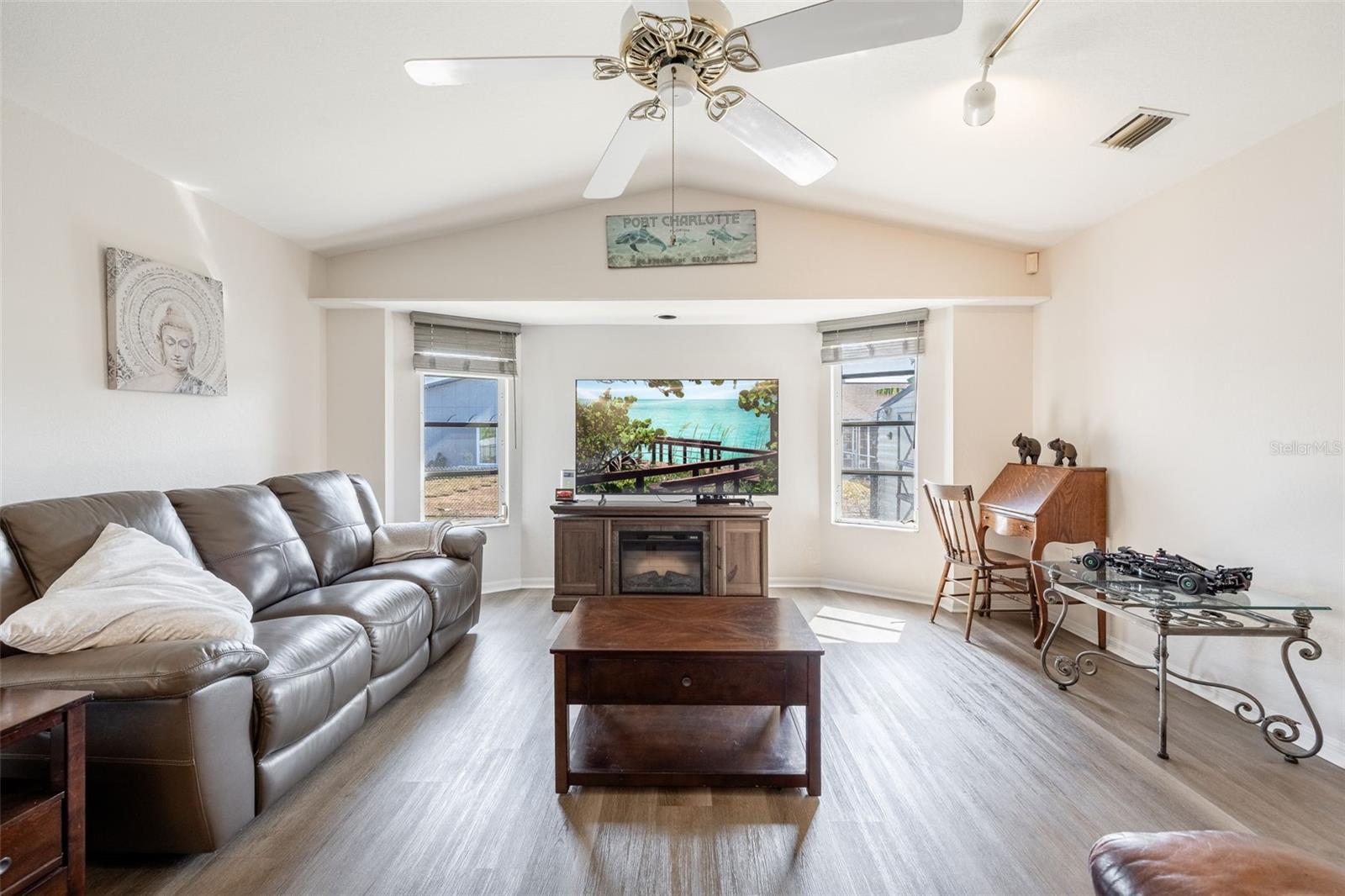 Image 4 of 46 For 949 Chevy Chase Street