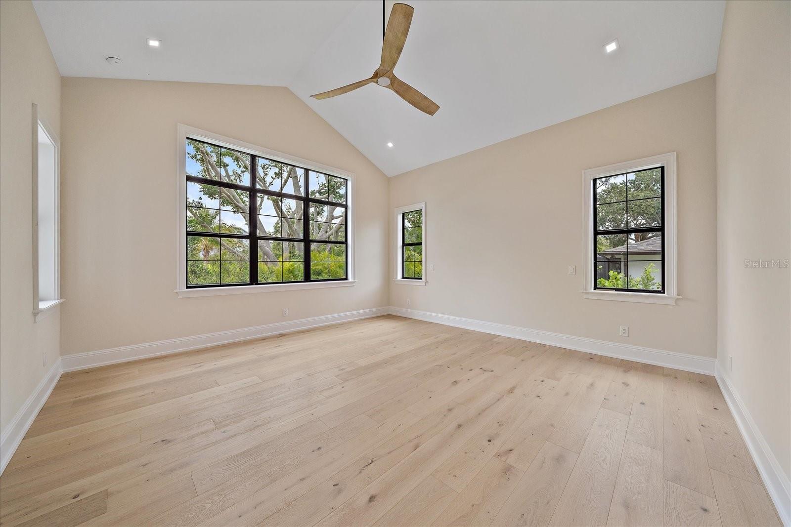 Listing photo id 14 for 656 Tropical Circle