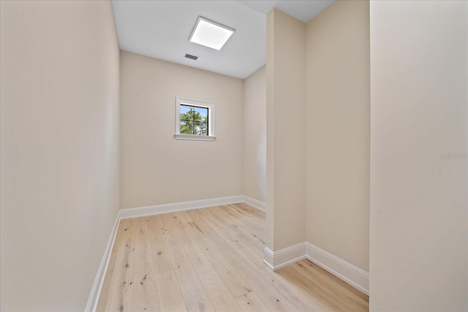 Listing photo id 18 for 656 Tropical Circle