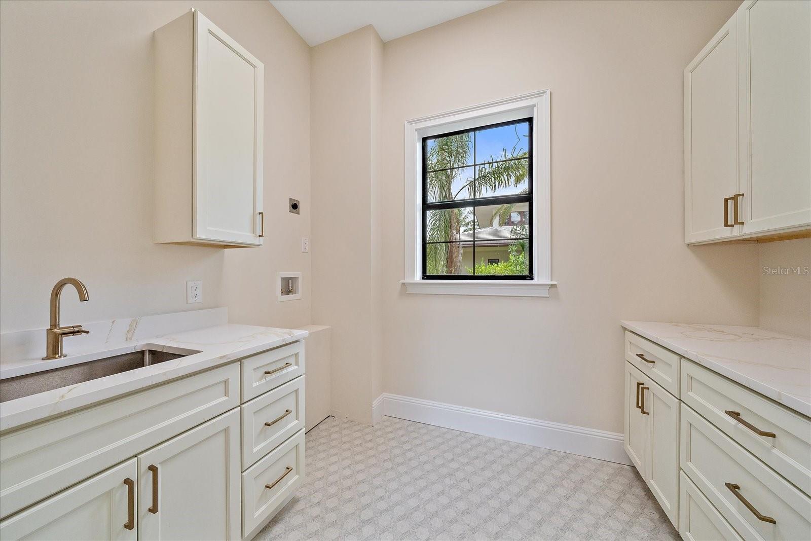 Listing photo id 21 for 656 Tropical Circle