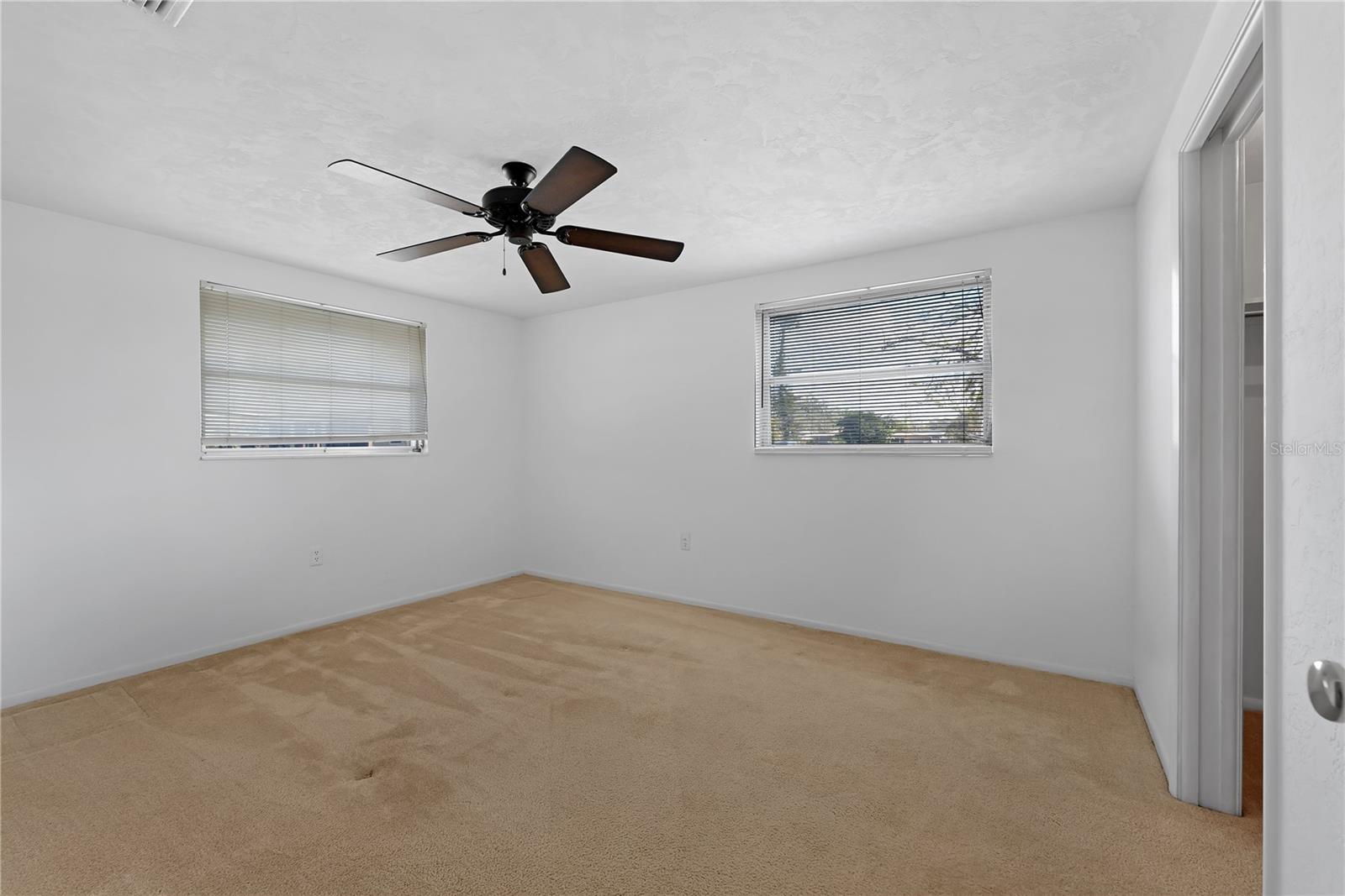 Listing photo id 32 for 5630 Saint Louis Avenue