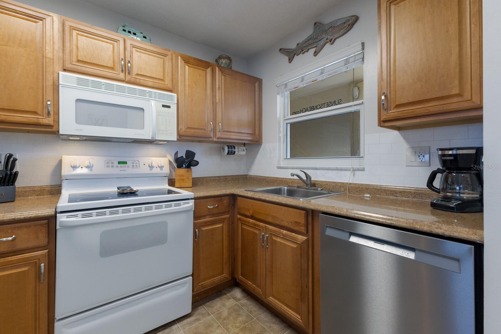 Image 4 of 58 For 901 Beach Road 402