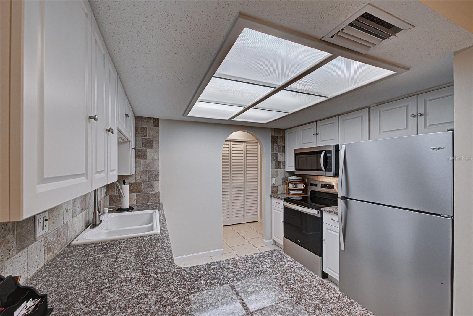 Image 19 of 79 For 470 Leach Street