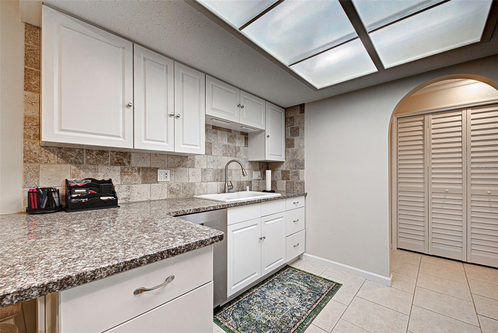 Image 20 of 79 For 470 Leach Street
