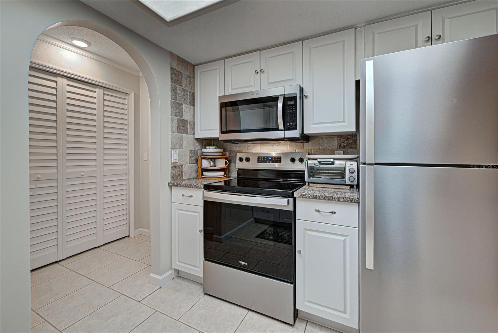Image 21 of 79 For 470 Leach Street