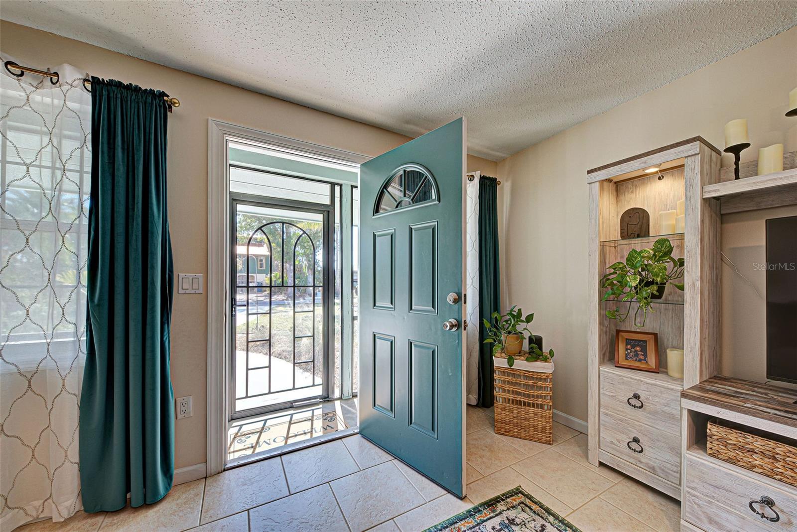 Image 8 of 79 For 470 Leach Street