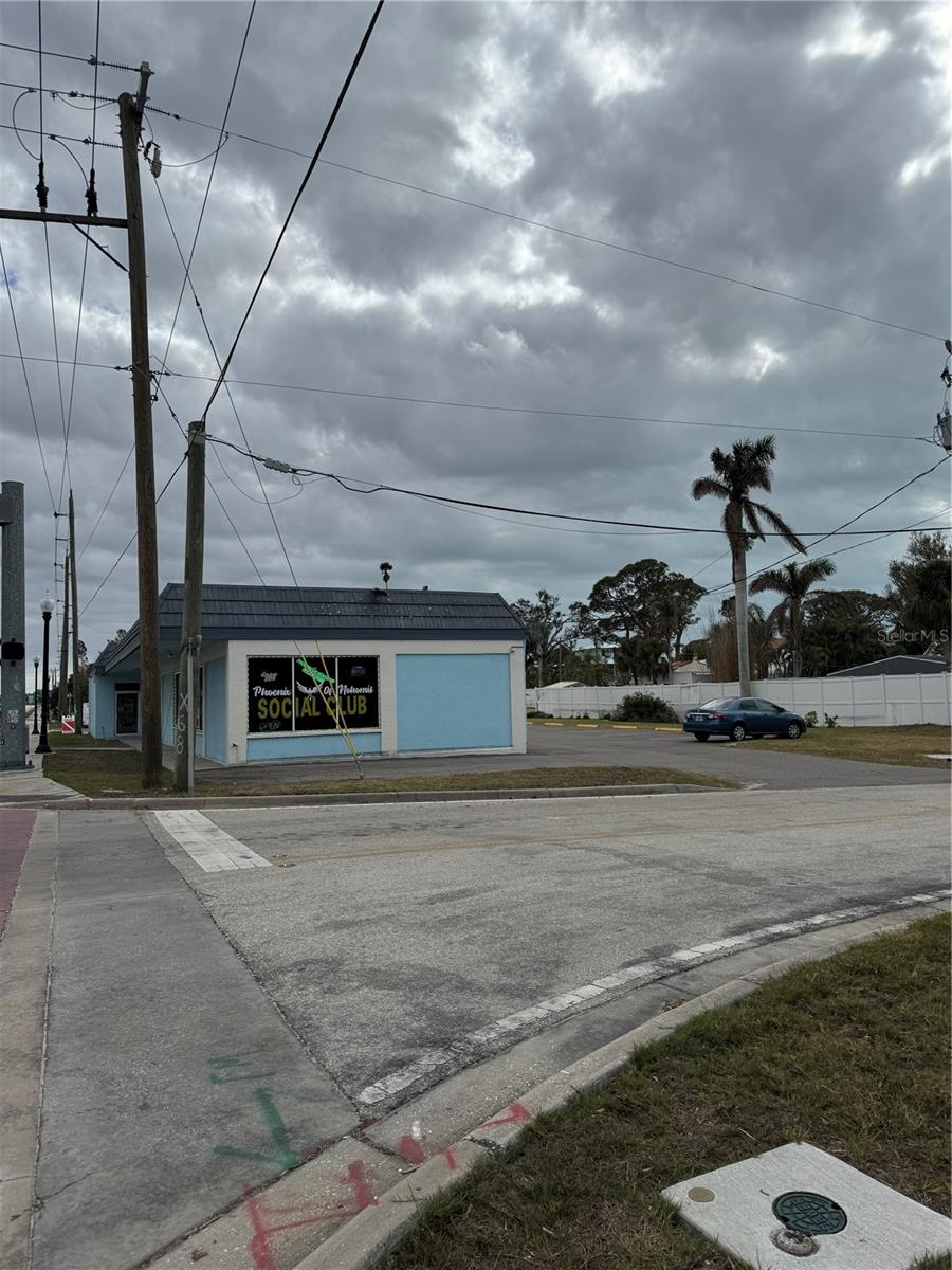 Listing photo id 9 for 900 Tamiami Trail S
