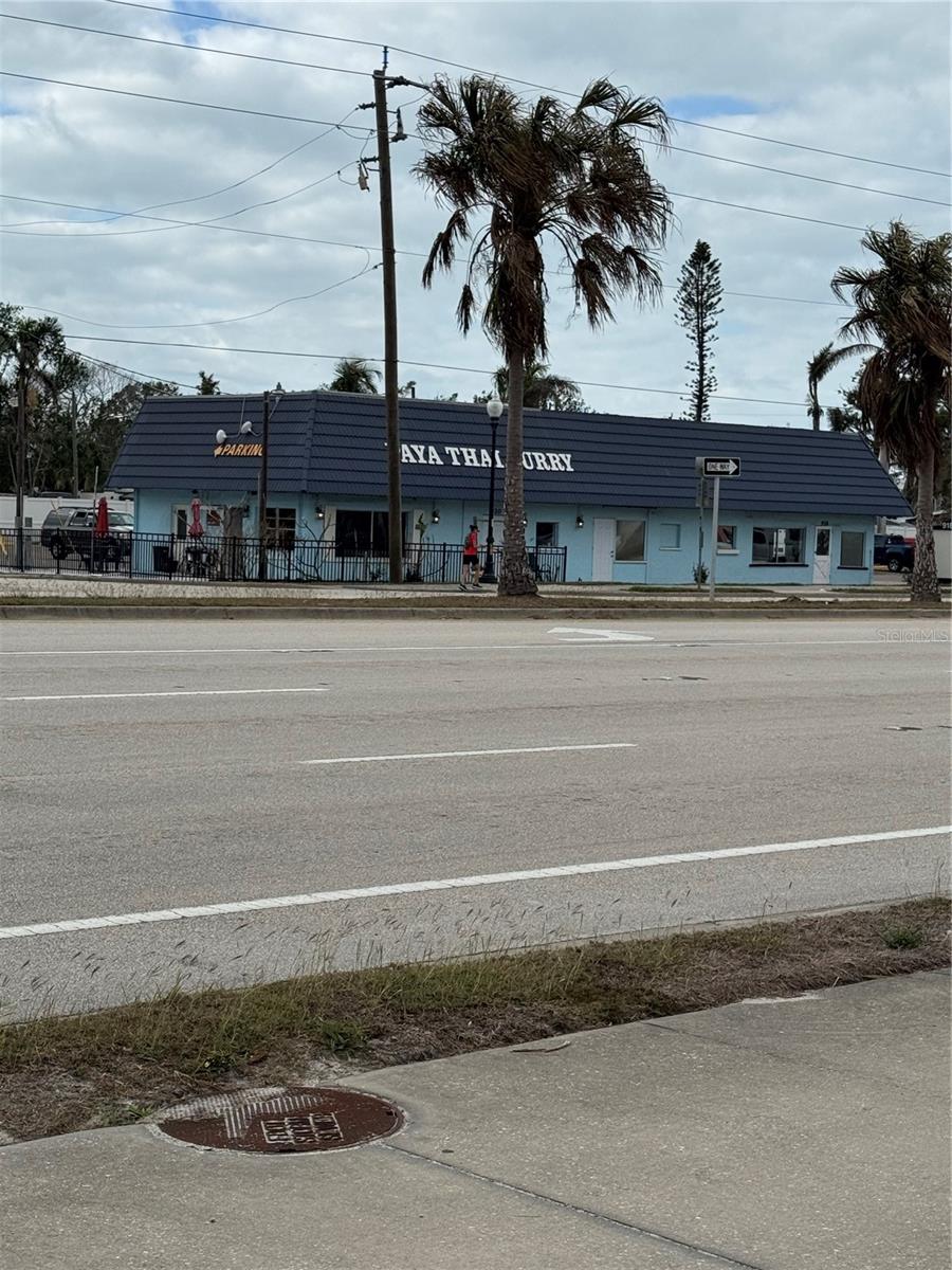 Listing photo id 10 for 900 Tamiami Trail S