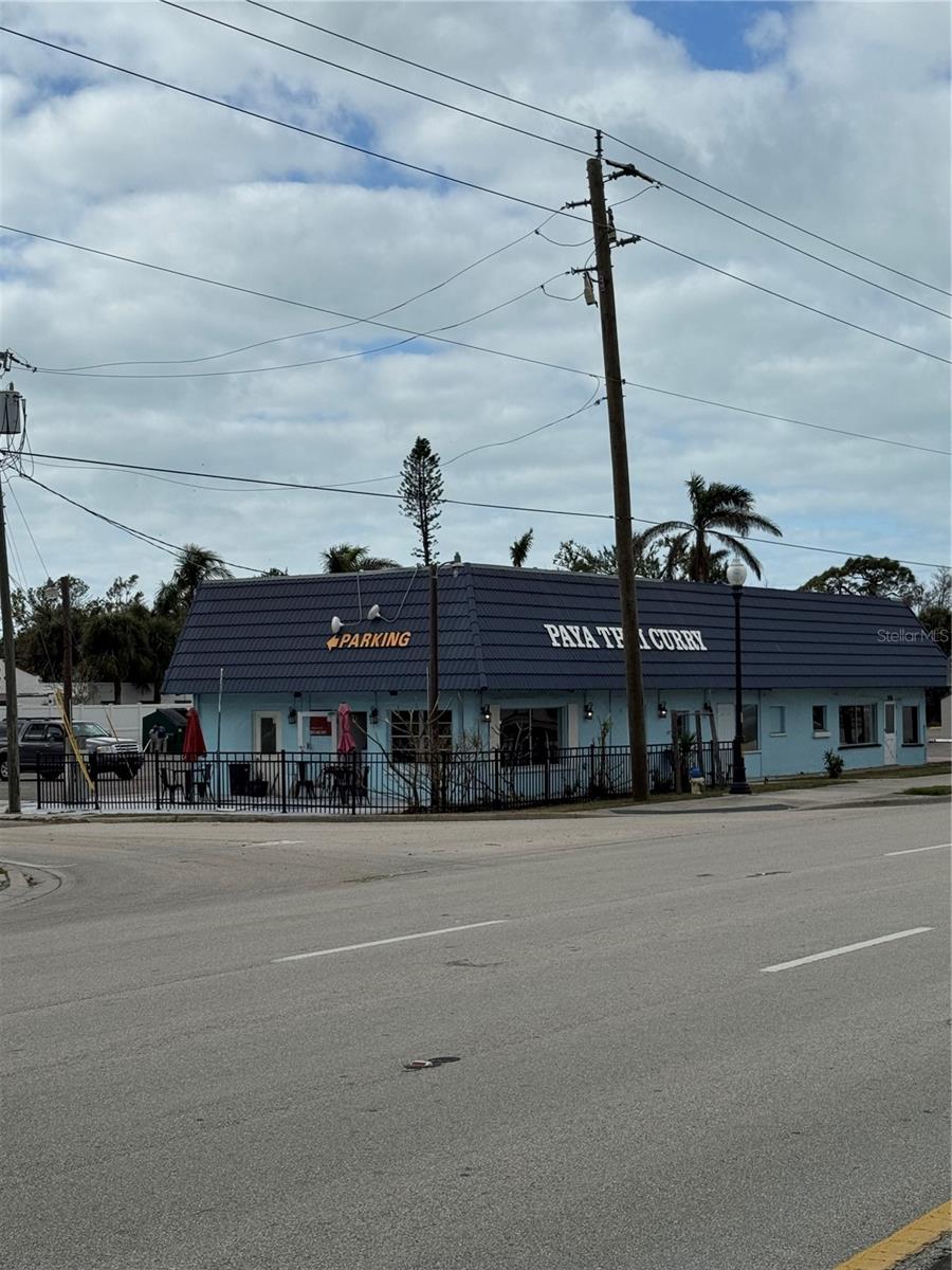 Listing photo id 11 for 900 Tamiami Trail S